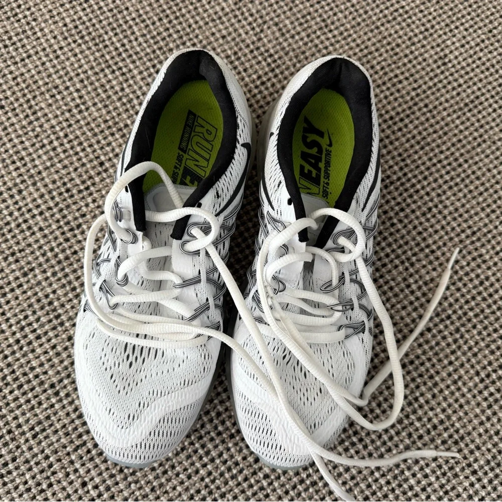 Nike AirMax Sneakers - Like New 8 - Picture 3 of 3